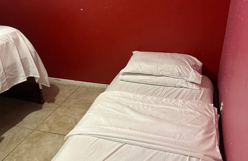 Pine Hills Bed & Breakfast | Charming 2-bedroom bed & breakfast in beautiful Orlando with WiFi, AC