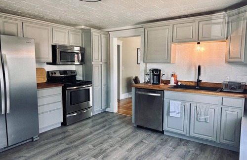 Sandusky House | Charming 2-bedroom Boho Cottage in Sandusky, less than 5 min. from Cedar Point!