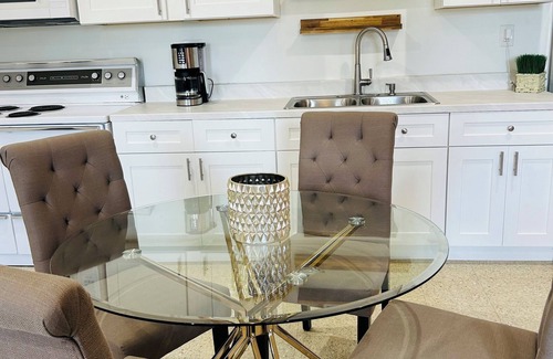 Albany Apartment | Charming 2-bedroom Boho style apartment with AC, WiFi in cool Albany