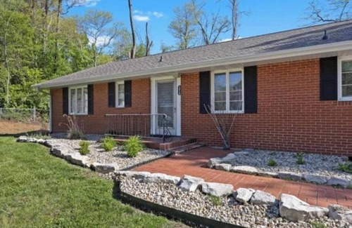 Godfrey House | Charming 2-bedroom Brick Ranch house wooded lot with WiFi in terrific Godfrey