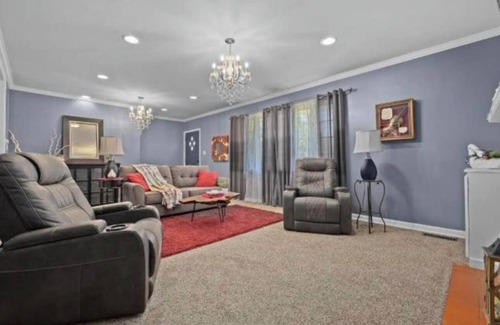 Godfrey House | Charming 2-bedroom Brick Ranch house wooded lot with WiFi in terrific Godfrey