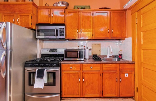 Bedford-Stuyvesant House | Charming 2-bedroom Brownstone with Bar and Balcony in enchanting Brooklyn