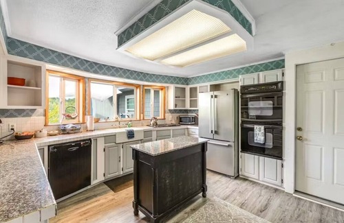 Deer Harbor Apartment | Charming 2-bedroom bungalow with hot tub in Deer Harbor. Walk to the marina!
