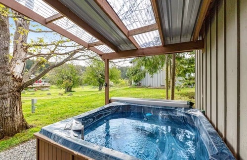 Deer Harbor Apartment | Charming 2-bedroom bungalow with hot tub in Deer Harbor. Walk to the marina!