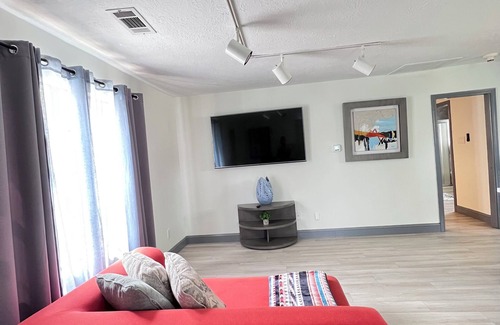 Houston House | Charming 2-bedroom building in fabulous Houston with AC, WiFi