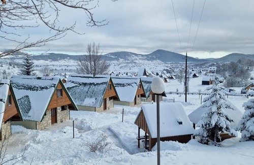 Zabljak House | Charming 2-bedroom bungalow in welcoming Žabljak with WiFi