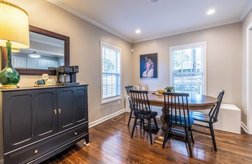 East Atlanta House | Charming 2-bedroom bungalow in lovely Atlanta, Backyard Fire Pit, Pet Friendly