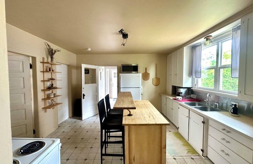 Everett House | Charming 2-bedroom bungalow in welcoming Everett with WiFi