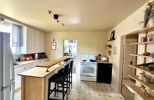 Everett House | Charming 2-bedroom bungalow in welcoming Everett with WiFi