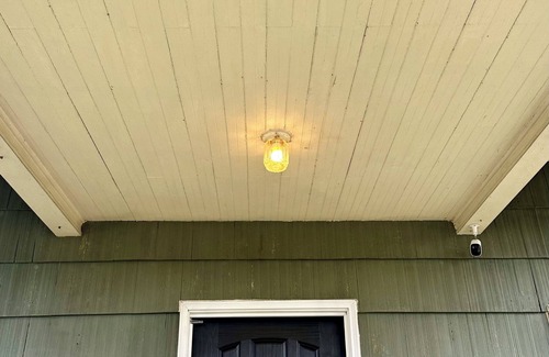 Everett House | Charming 2-bedroom bungalow in welcoming Everett with WiFi