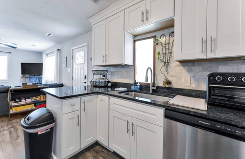 Bayview House | Charming 2-bedroom bungalow in marvelous Norfolk with AC 30 days +