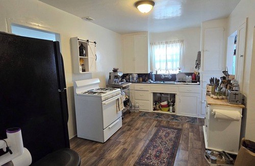 Ventura House | Charming 2-bedroom bungalow in fabulous Mid-Town Ventura! Near Beach, Dt, Shops!