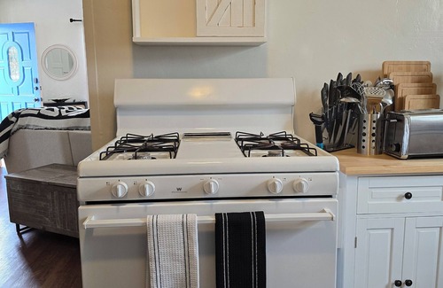 Ventura House | Charming 2-bedroom bungalow in fabulous Mid-Town Ventura! Near Beach, Dt, Shops!