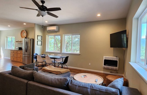 Umpqua House | Charming 2-bedroom bungalow in Wine and Fishing Region