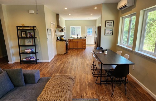 Umpqua House | Charming 2-bedroom bungalow in Wine and Fishing Region