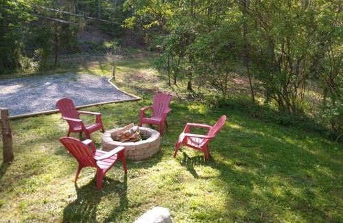 Sylva House | Charming 2-bedroom bungalow in Sylva with WiFi, Streaming TV. Near WCU.