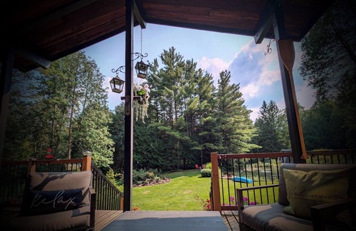 Clarington Cottage | Charming 2-bedroom cottage in Clarington with hottub, WiFi and AC