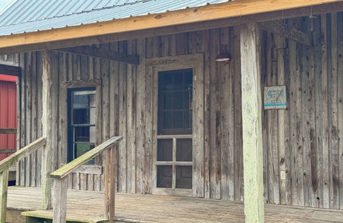 Wilder Cabin | Charming 2-bedroom cabin in Clarkrange