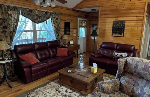 Hayesville Cabin | Charming 2-bedroom cabin with Hot Tub, WiFi, and AC/Heat in serene Hayesville