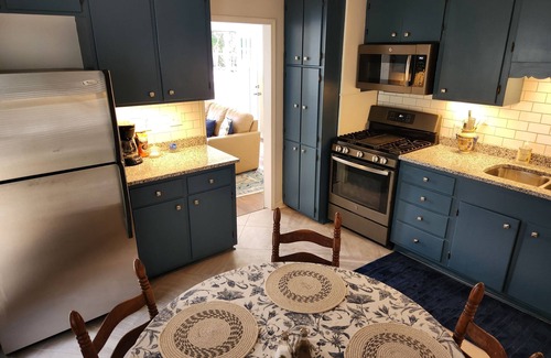 Holly Hill Cottage | Charming 2-bedroom cottage close to I26 and I95; 1 hr from Charleston
