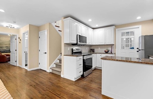 West Hills Cottage | Charming 2-bedroom cottage with WiFi, AC and Parking spot Huntington