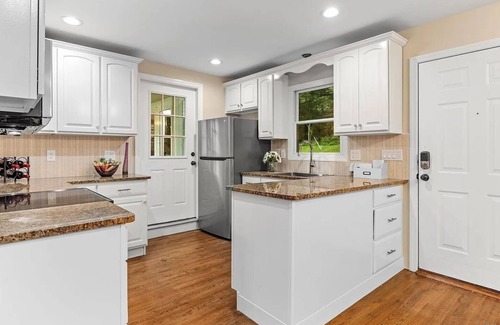 West Hills Cottage | Charming 2-bedroom cottage with WiFi, AC and Parking spot Huntington