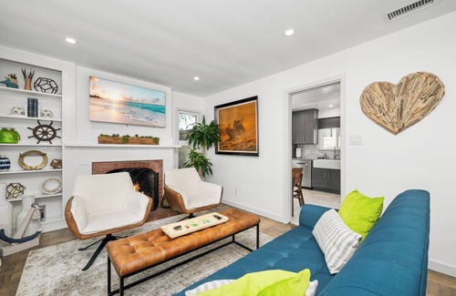 Naples Cottage | Charming 2-bedroom cottage with AC and WiFi in superb Long Beach location.