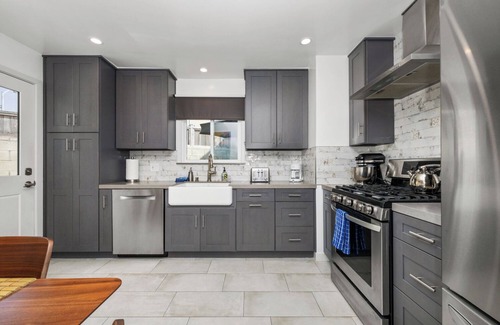 Naples Cottage | Charming 2-bedroom cottage with AC and WiFi in superb Long Beach location.