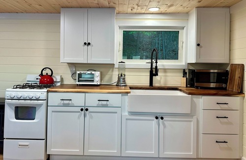 New Durham Cottage | Charming 2-bedroom cottage on Merry Meeting Lake in New Durham, NH with WiFi/AC