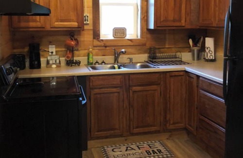 Brier Hill Cottage | Charming 2-bedroom cottage in amazing Morristown with AC, WiFi