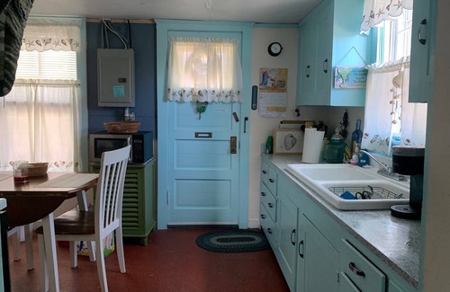 Portsmouth Cottage | Charming 2-bedroom cottage in enchanting Prudence Island with WiFi