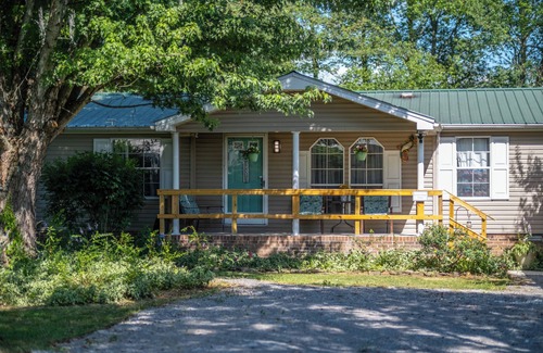Smithville Cottage | Charming 2-bedroom cottage with WiFi, AC in welcoming Smithville