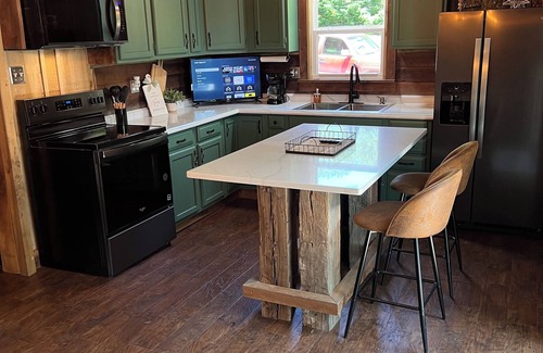 Wadesville Cabin | Charming 2-bedroom cabin in enchanting Wadesville with Heat, AC, WiFi, Hot Tub
