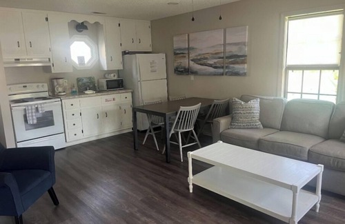 Winchester Cabin | Charming 2-bedroom cabin with WiFi, AC in Winchester