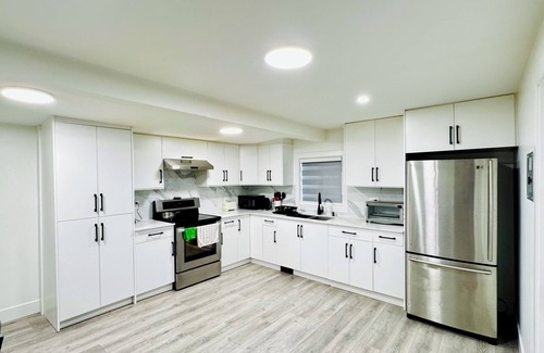 Abbotsford House | Charming 2-bedroom house with WiFi, AC in fabulous Abbotsford