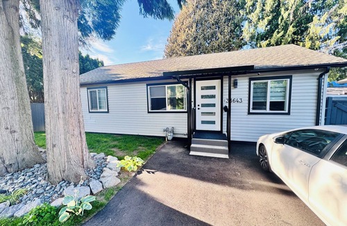 Abbotsford House | Charming 2-bedroom house with WiFi, AC in fabulous Abbotsford