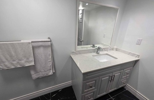 Hurontario House | Charming 2-bedroom basement in Mississauga