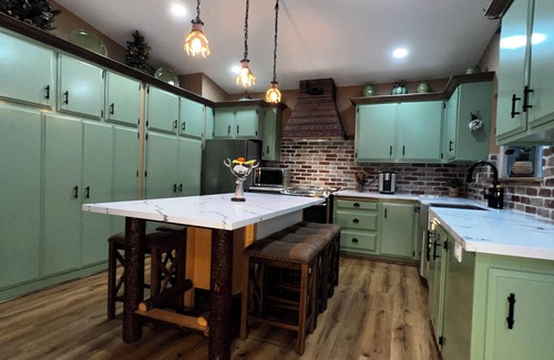 Crestline Cabin | Charming 2-bedroom cabin with WiFi, AC in picturesque Crestline