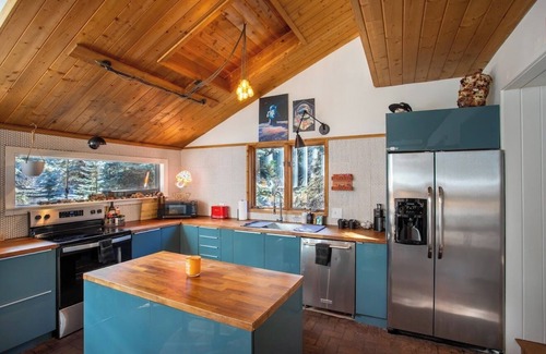 Evergreen Cabin | Charming 2-bedroom cabin with WiFi and AC in lovely Evergreen