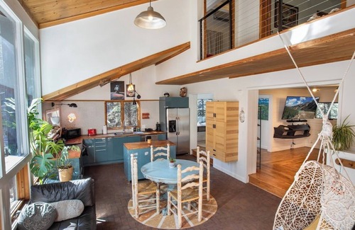 Evergreen Cabin | Charming 2-bedroom cabin with WiFi and AC in lovely Evergreen