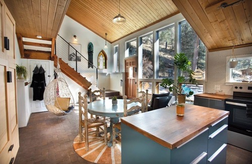 Evergreen Cabin | Charming 2-bedroom cabin with WiFi and AC in lovely Evergreen