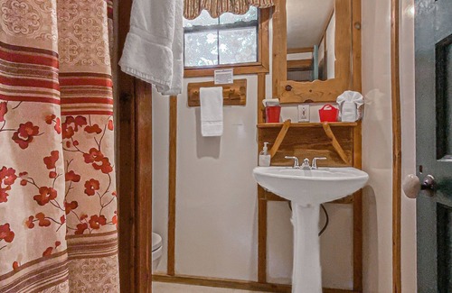 Bruno Cabin | Charming 2-bedroom cabin just 3 miles from the Buffalo River- Redcloud Cabin
