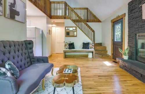 Lackawaxen Cabin | Charming 2-bedroom cabin in brilliant Masthope with pools & skiing minutes away!
