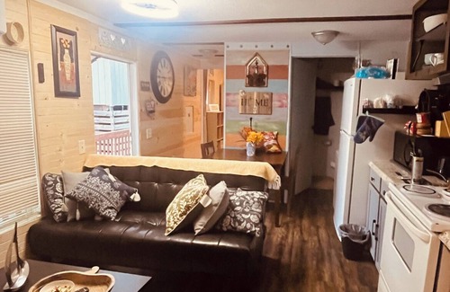 Dickinson Cabin | Charming 2-bedroom cabin with WiFi, AC in tranquil surrounding.