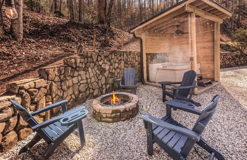 Qualla Cabin | Charming 2-bedroom cabin close to Bryson City with AC, WiFi, Hot tub