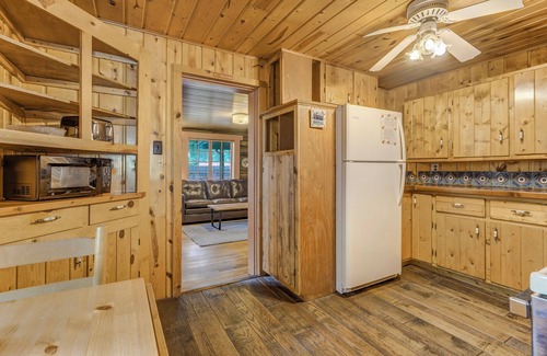 Cascade Cabin | Charming 2-bedroom cabin in gorgeous Cascade with Wifi and hot tub