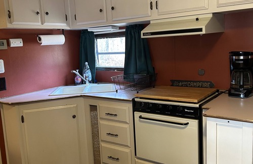 Crivitz Cabin | Charming 2-bedroom cabin with screened in outdoor living space in serene Crivitz