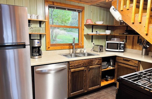 Cook Cabin | Charming 2-bedroom cabin ON VERMILION with sand beach, sauna, pickle ball, sauna