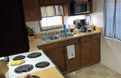 Oxford Cabin | Charming 2-bedroom cabin with WiFi, AC in delightful Oxford