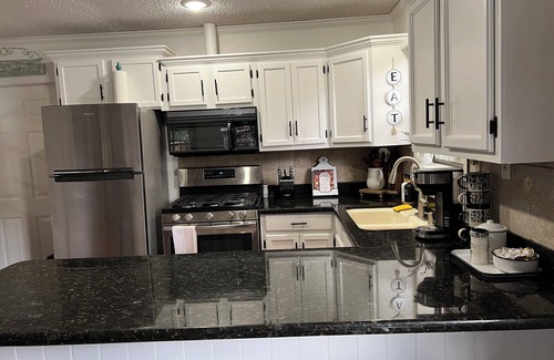 Royal Cabin | Charming 2-bedroom cabin with WiFi, fire pit, AC, pets welcome in quaint Royal